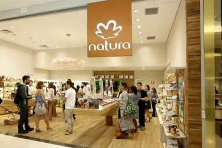 Scotiabank advierte que, pese a acuerdo con acreedores, el futuro de Avon es incierto: "O se vende o Natura sigue enfrentando sus desafíos estructurales"