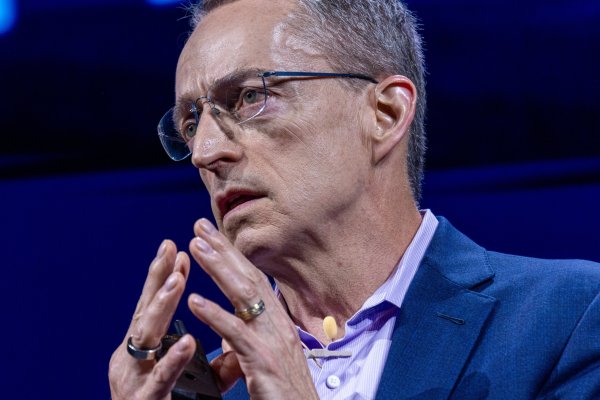 <p>CEO de Intel deja el cargo tras fracaso en esfuerzos por reflotar la operación del fabricante de chips</p>