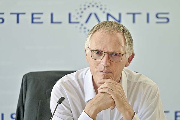 Máximo ejecutivo de Stellantis adelanta su salida y ahonda crisis en grupo automotriz