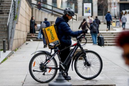 Matriz de PedidosYa considerará a los repartidores de Glovo que trabajan en España como empleados
