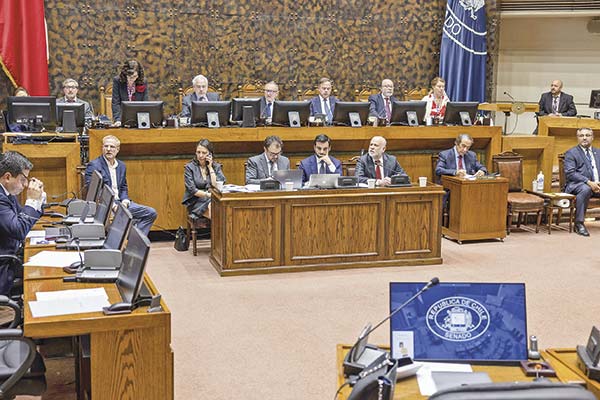 <p>Cesan en el cargo los notarios que tengan 75 años. Foto: Senado</p>