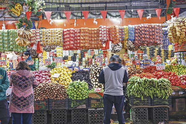 <p>Mayoría de los chilenos cree que la inflación aumentará el próximo año y a la mitad se le hace difícil administrar sus finanzas</p>