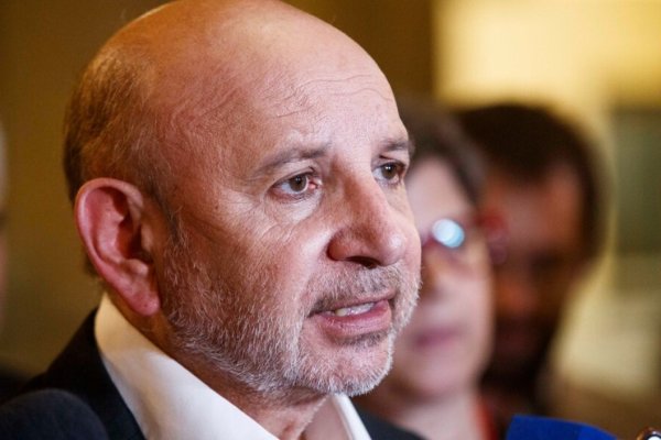 <p>Senador Castro sobre devolución de isapres: "La Superentendencia tiene mucho que decir (...) Que se haya aceptado algo así, no se entiende”</p>