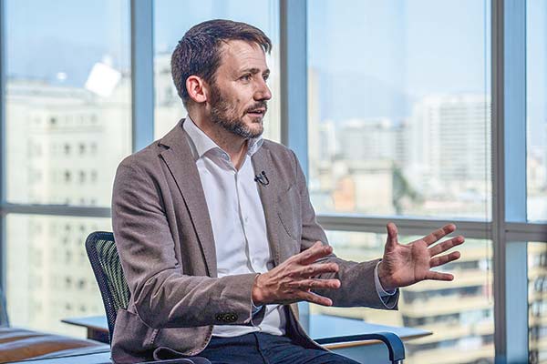 <p>Pardow pone presión a la industria: "La medición inteligente, el soterramiento rural, son cosas que deberíamos encontrar una manera de hacerlas más rápido"</p>