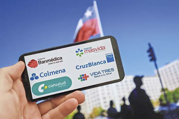 Los ajustes de las isapres para contener costos: más fiscalización de licencias y Cruz Blanca reduce dotación un 70%