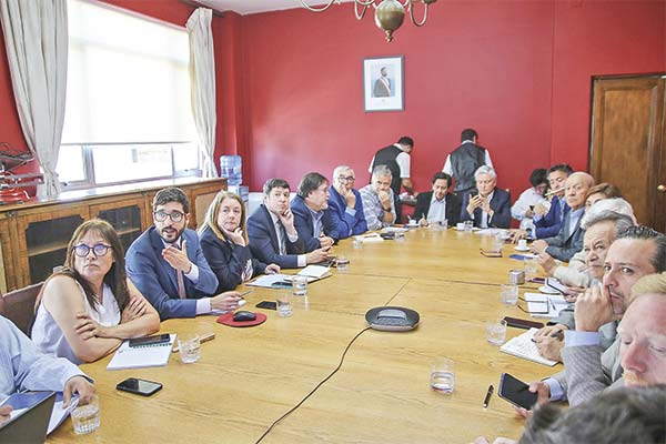 <p>La subsecretaria Berner y los co-coordinadores tributarios de Hacienda lideraron la reunión del lunes.</p>