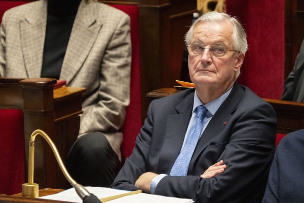 <p>Voto de censura: oposición derriba a gobierno francés a solo tres meses de asumir, en medio de batalla por el presupuesto</p>
