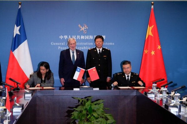 Chile y China firman protocolos para ampliar las exportaciones de frutas y carne