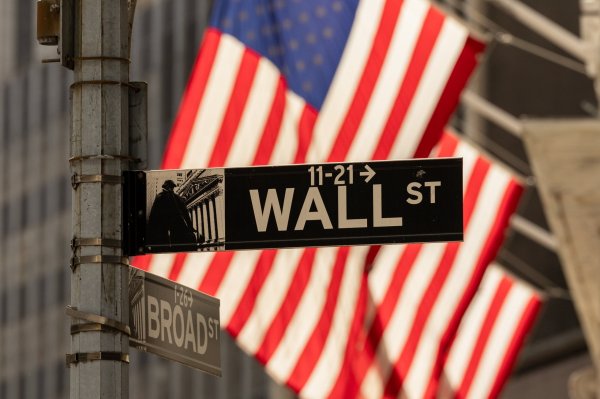 Wall Street cierra en máximos de la sesión tras comentarios de Powell y logra su récord número 56 del año