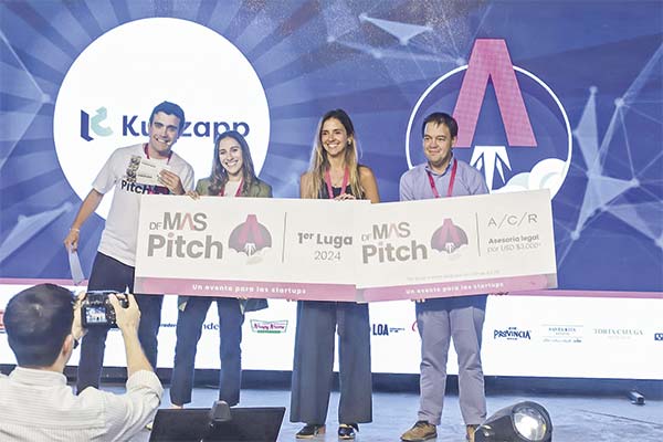 <p>Juan Pablo Silva, Laura del Castillo de Kunzapp, María José Gutiérrez y José Tomás Santa María, director de DF MAs y DF.</p>