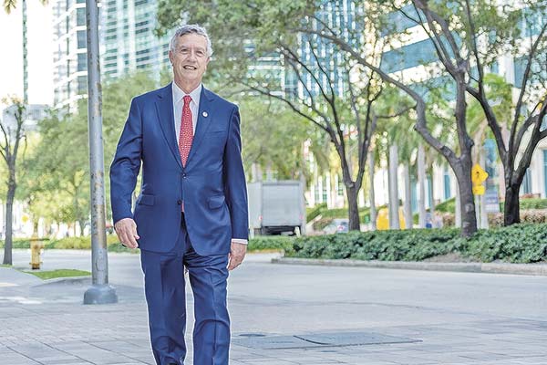Descifrando a Yarur: tres momentos para conocer el estilo del empresario que aumentó 58 veces las utilidades del Bci