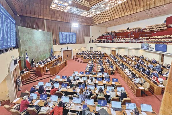 Unánime respaldo del Panel UC a la idea de aprobar reforma que reduzca fragmentación política