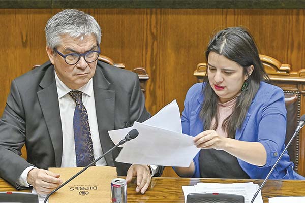 <p>El ministro de Hacienda, Mario Marcel, y la directora de Presupuestos, Javiera Martínez. Foto: Agencia Uno</p>