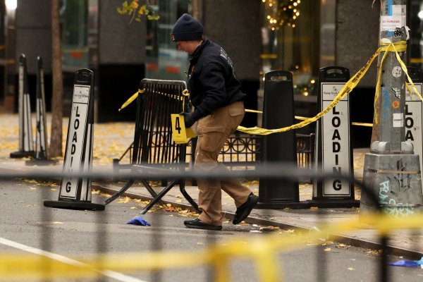 Policía de Nueva York detiene a “persona de interés” en caso de ejecutivo de seguros asesinado a tiros en Manhattan