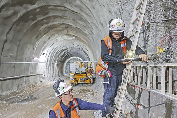 <p>Bajo gasto en I+D , altos impuestos e inseguridad: algunos factores que explicarían por qué la inversión no logra repuntar en Chile</p>