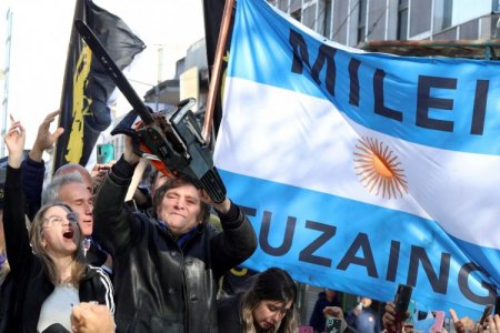 Mercados celebran el año de Milei: el riesgo país de Argentina vuelve a caer, y la brecha entre el dólar oficial y los financieros siguen en mínimos históricos