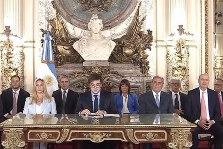Milei cierra su primer año con más promesas: una drástica baja de impuestos y levantar el cepo en 2025