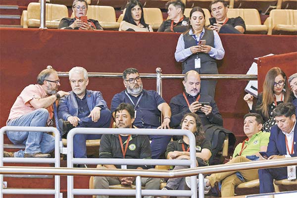 <p>José Pérez y David Acuña fueron parte de los dirigentes que asistieron al debate en la Cámara. Foto: Camara de Diputados</p>