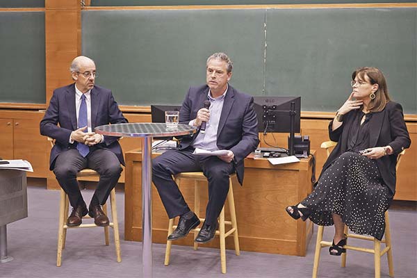 Excomisionado CMF se muestra abierto a licitar stock de AFP, pero fija bordes a esta medida