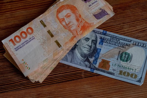 Argentinos ya no aman al dólar, al menos por ahora, gracias a Milei