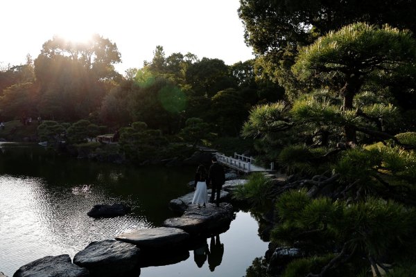 <p>Semana laboral de cuatro días para subir la natalidad: El radical experimento del gobierno de Tokio para revertir la crisis demográfica</p>
