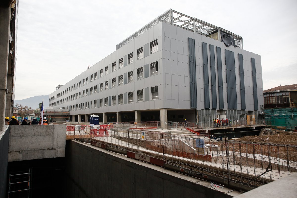 <p>Gobierno incumple nuevamente pagos a concesionaria Hospital del Salvador, pero promete saldar deuda en enero</p>