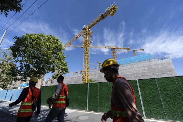 Reguladores de China se comprometen a tomar medidas para estabilizar los mercados inmobiliarios y bursátiles