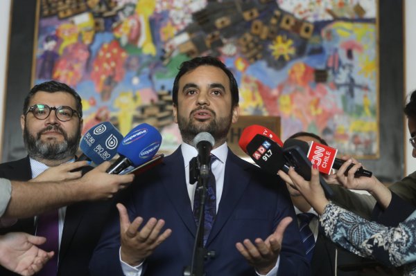 Confusión en trámite de enrolamiento genera aglomeraciones y Gobierno descarta vínculo con anunciada regularización de migrantes