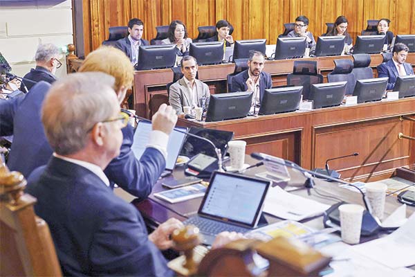 Sectores de energía y desaladoras llevan al Congreso sus quejas por la demora que acarrea la cantidad de permisos