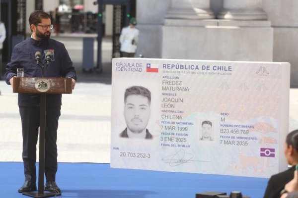 <p>Boric destaca que la nueva cédula de identidad y pasaporte cumplen requisitos para mantener a Chile en el programa Visa Waiver</p>