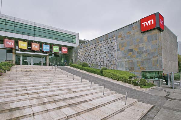 TVN alerta que será “el canal más endeudado de la industria televisiva”, por detrás del grupo Luksic
