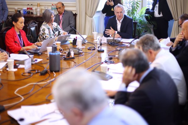 Reajuste del sector público: la comisión de Hacienda despachó a la Sala del Senado la propuesta de alza salarial