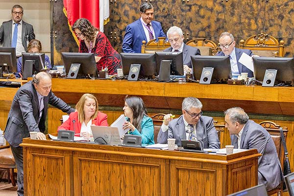 Reajuste del sector público extiende su trámite: el Senado rechaza el bono parcial a Carabineros