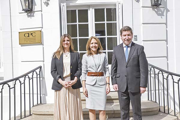 <p>El debutante triunvirato en la CPC: Macarena Letelier, gerenta general; Susana Jiménez, presidenta; y Daniel Mas, vicepresidente. Fotos: Julio Castro.</p>