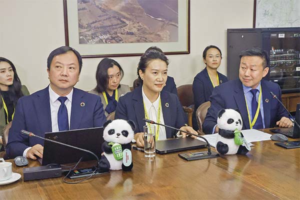 <p>Wenyu Zhang, secretario del directorio; Wanyu Xiong, vicepresidenta senior; Lei Wang, director de relaciones públicas. Foto: Aton</p>