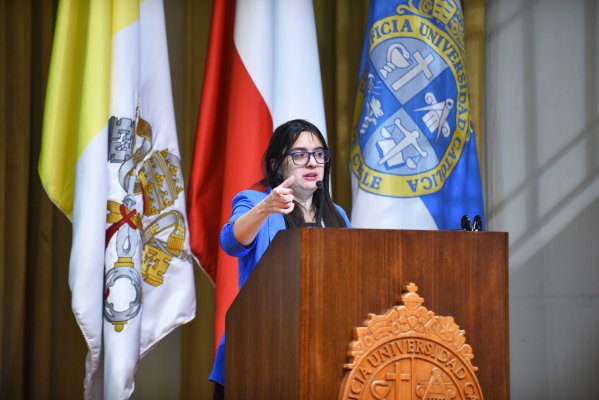 <p>La directora de Presupuestos, Javiera Martínez, en encuentro de Clapes. Crédito: Clapes UC.</p>