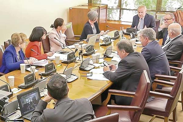 <p>IPoM: senadores enfrentan posiciones por el débil crecimiento, la alta inflación y la necesidad de una "política de shock" para reactivar inversiones</p>