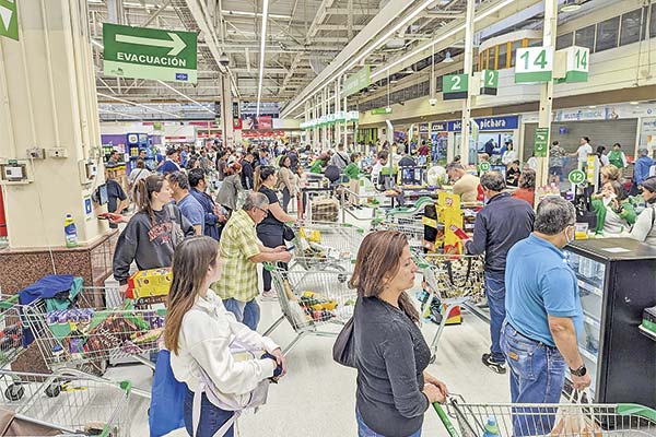 <p>¿Boleta o factura? El SII endurece la fiscalización para compras en supermercados y restaurantes realizadas con fines personales</p>