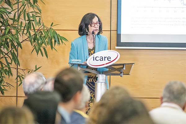 <p>La presidenta del Banco Central, Rosanna Costa, presentando el IPoM en Icare.</p>