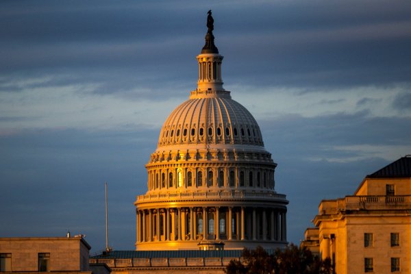 <p>Biden firma acuerdo de gasto para EEUU aprobado por el Congreso justo después de fecha límite</p>