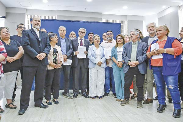 <p>Salario mínimo subirá en torno a $ 12 mil en enero y expertos ponen nota de inquietud ante su efecto</p>