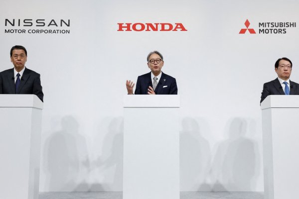 <p>(De izq. a der.)Makoto Uchida de Nissan, Toshihiro Mibe de Honda y Takao Kato de Mitsubishi, detallaron el plan este lunes en Tokio. Foto: Reuters</p>