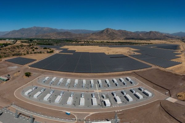 Enel Chile inicia operación comercial de segunda central híbrida a escala industrial en la Región Metropolitana