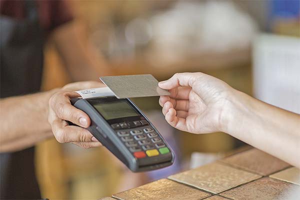 <p>Banca y retail financiero critican asimetrías regulatorias en ley tributaria que excluye a tarjetas prepago</p>