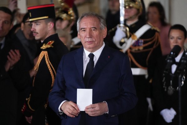 Nuevo primer ministro francés busca repetir los mismos recortes presupuestarios que derribaron al gabinete anterior