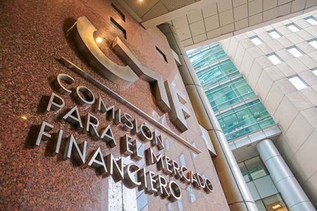 <p>CMF le advierte a Clark que estaría cometiendo infracciones por cambio de control en Azul Azul</p>