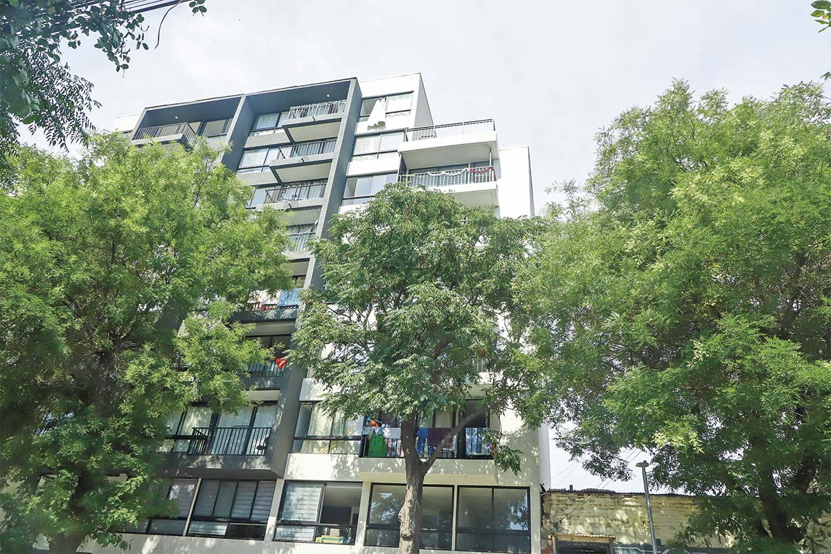 <p>Una liquidación, transferencias a Panamá y US$ 20 millones en disputa: las esquirlas de un polémico edificio en Santiago Centro</p>