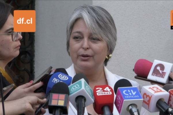 <p>Ahora en DF | Ministra Jara apoya dichos de Boric contra las AFP e insiste en que “deben hacer una autocrítica”</p>