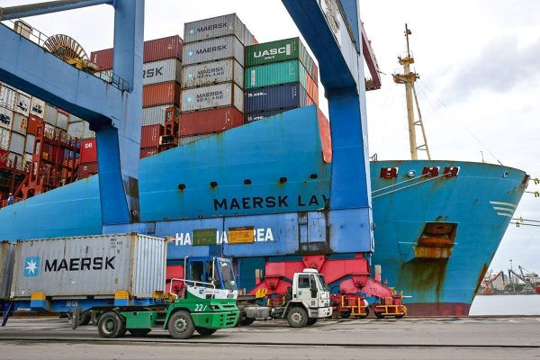 Naviera Maersk llama a clientes a retirar carga de puertos en EEUU ante inminente riesgo de una nueva huelga