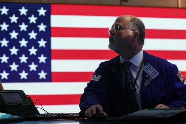 Wall Street cierra a la baja este martes, pero gana más de 20% en 2024 y logra mayor alza de dos años desde 1998